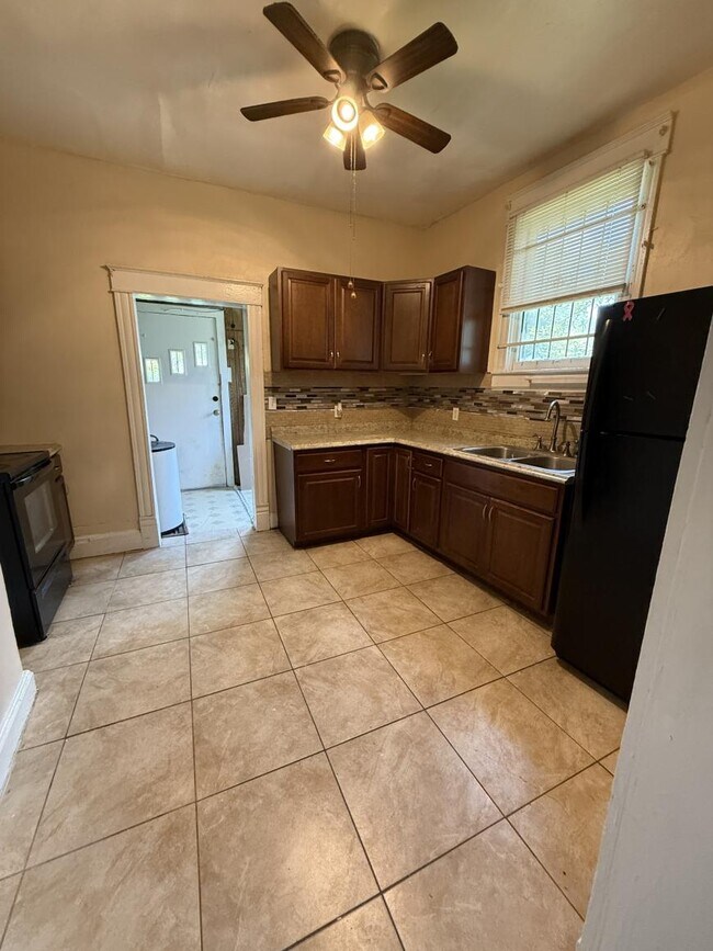 Building Photo - 3 bedroom in Jacksonville FL 32209
