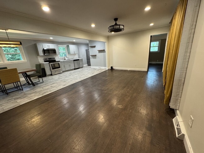 Building Photo - Updated home in Pendleton