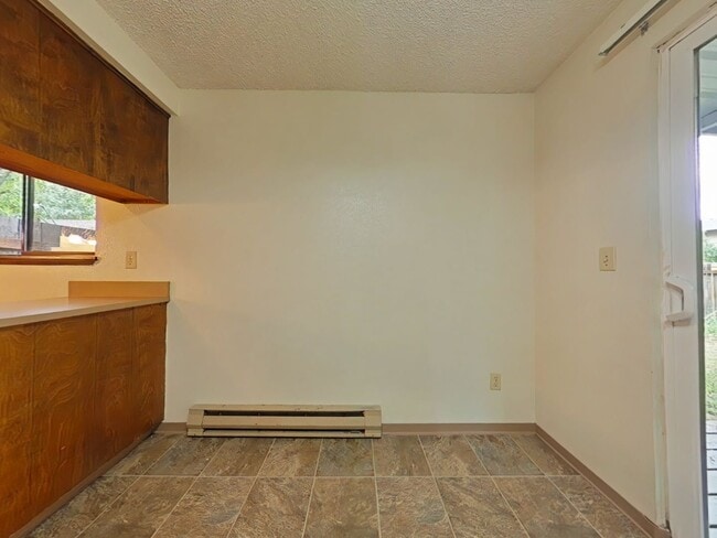 Building Photo - 2 Bedroom Duplex ~ North Corvallis ~ Pet F...