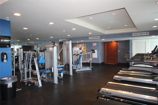 Foto del edificio - 7910 Harbor Island Dr