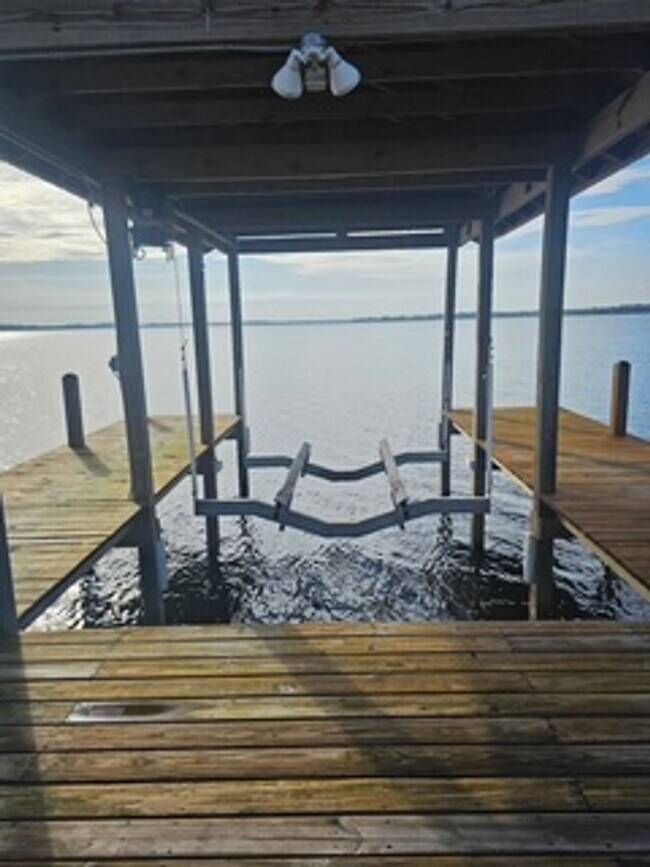 Foto del edificio - Two bedroom / Two Bath lake view home on L...
