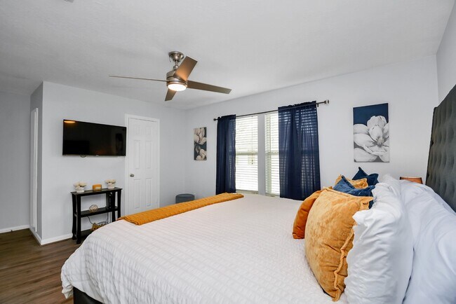 Master Bedroom - King Bed & Smart TV - 1422 Ruthven St