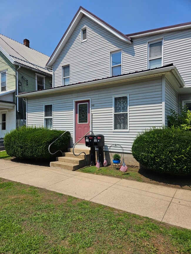 117 E 8th St 2do piso - 117 E 8th St