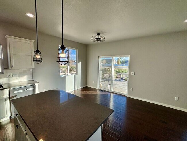 Building Photo - Modern 3 Bedroom 2 Bathroom Home In Wellin...