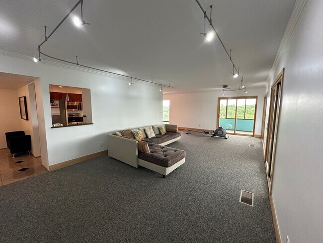Building Photo - 3131 Fleur Dr