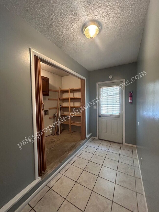 Building Photo - Kenway St Home