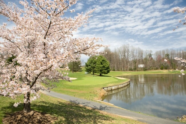 Disfrute de numerosos parques hermosos, campos de golf, senderos y naturaleza que rodean a nuestra comunidad. - Windsor Kingstowne