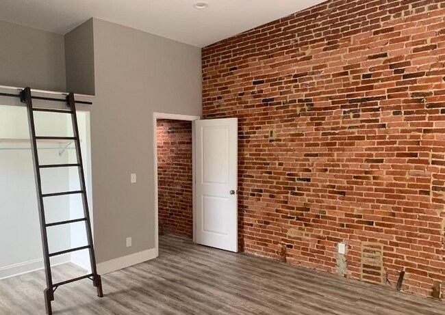 Building Photo - 2424 E Fayette St
