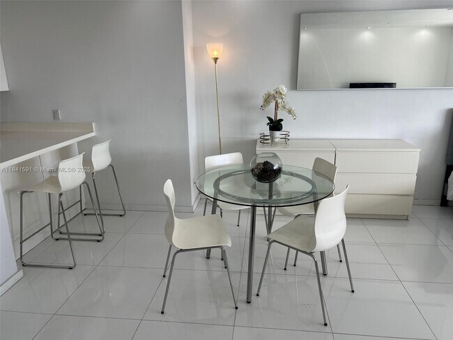 Building Photo - 100 Lincoln Rd