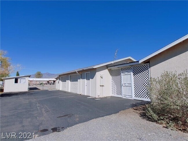 Building Photo - 630 E Simkins Rd