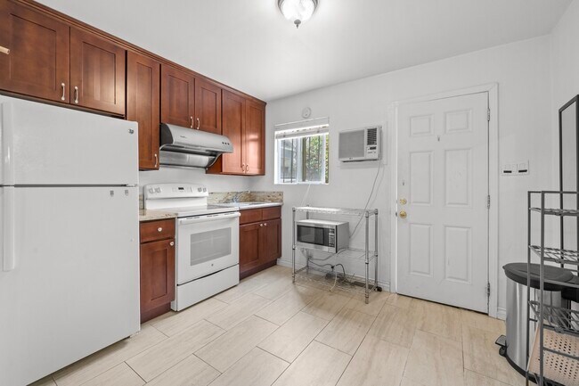 Foto del edificio - 1259 W 35th St