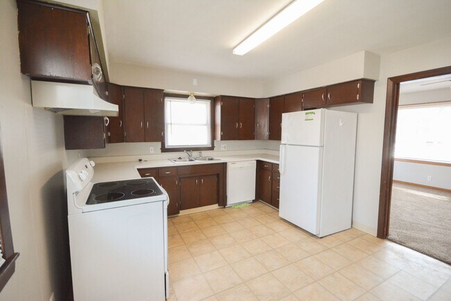 Building Photo - Spacious and Updated 2 Bedroom Available F...