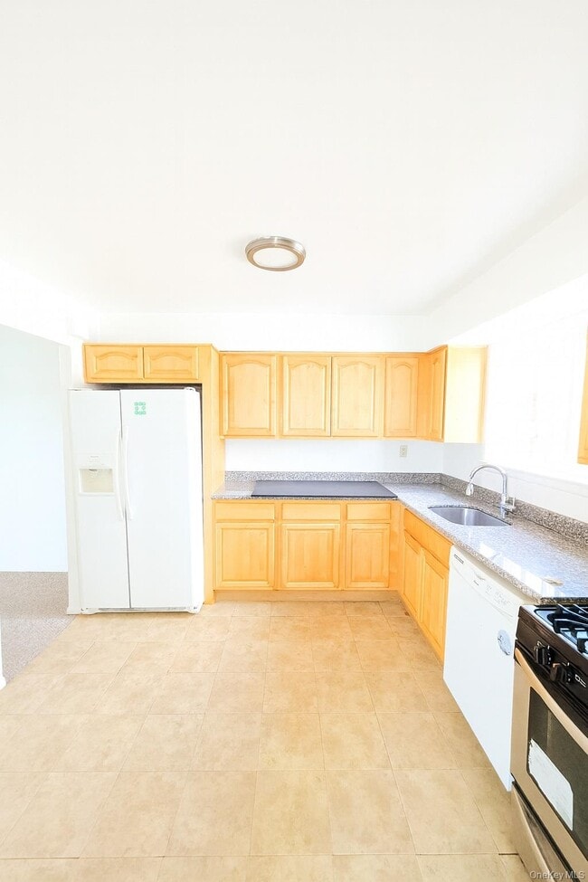 Building Photo - 2460 Batchelder St