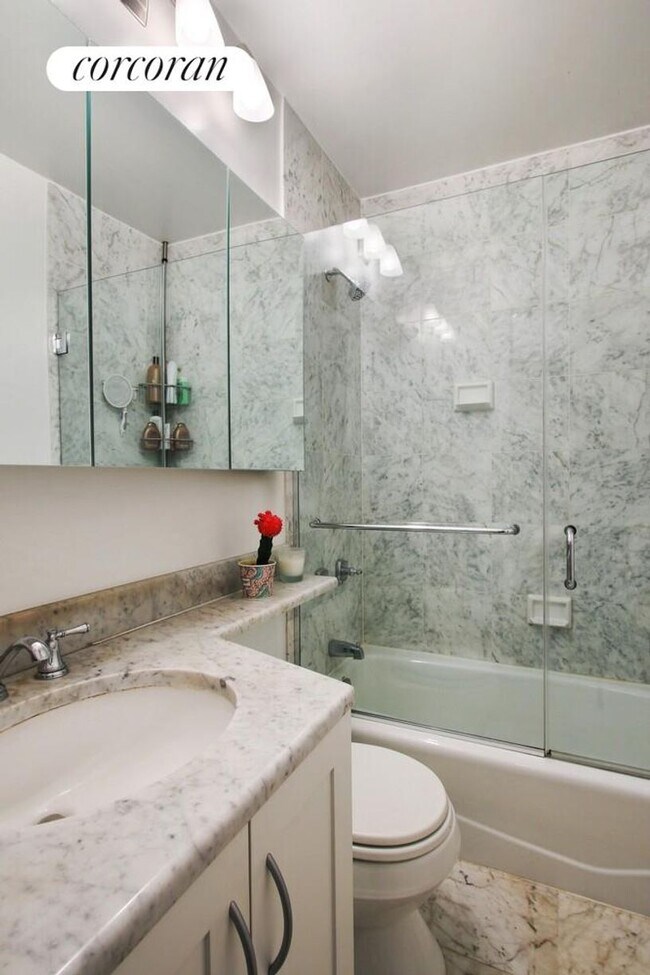 Foto del edificio - 45 E 25th St