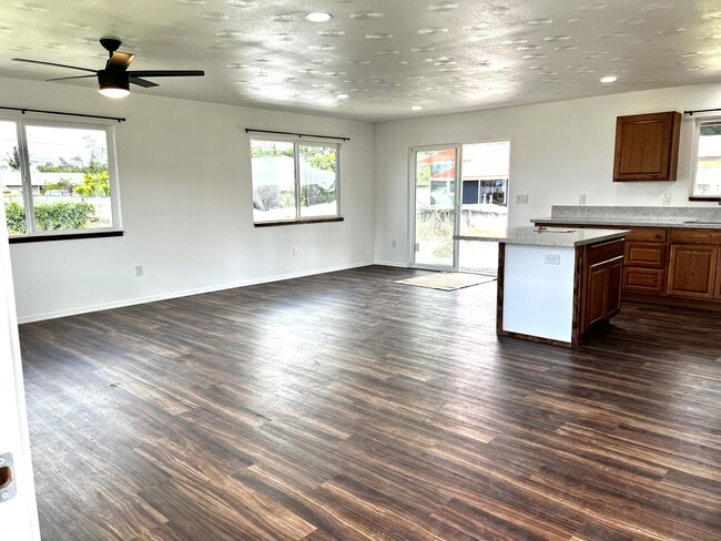 Building Photo - 16-2039-2039 Emerald Dr