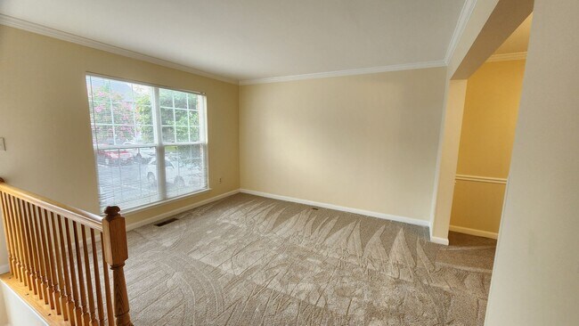 Foto del edificio - Kingstowne Townhome with Deck and Fenced Yard