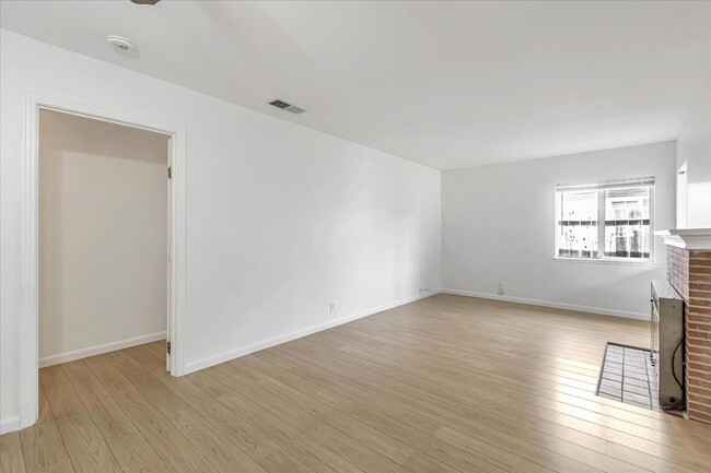 Building Photo - 1576 Moorpark Ave