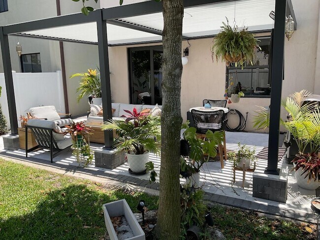 Foto del edificio - 6024 Pine Tree Way