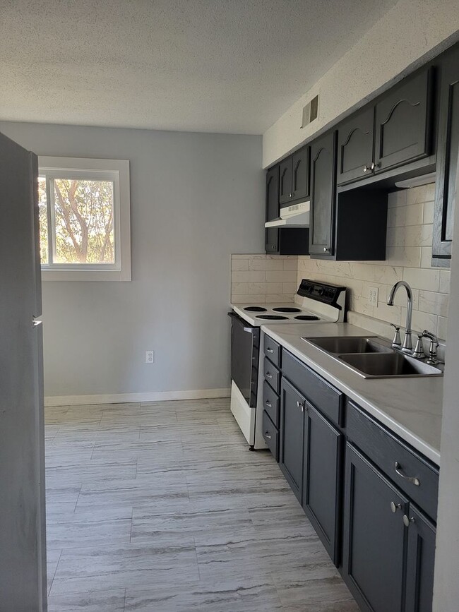 Building Photo - 2 bed 1 bath apartment