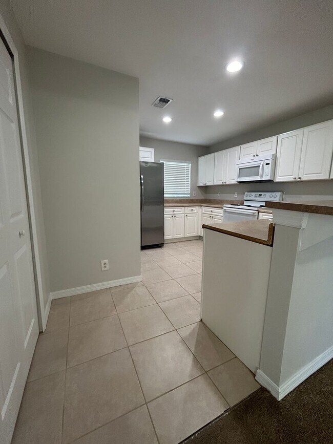 Building Photo - 3 Bedroom 2 Bath 2 Car Garage In Cape Coral!