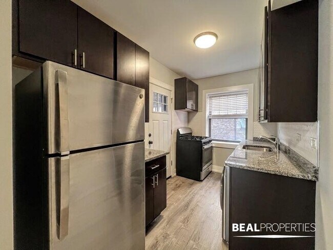 Building Photo - 2 bedroom in EVANSTON IL 60202