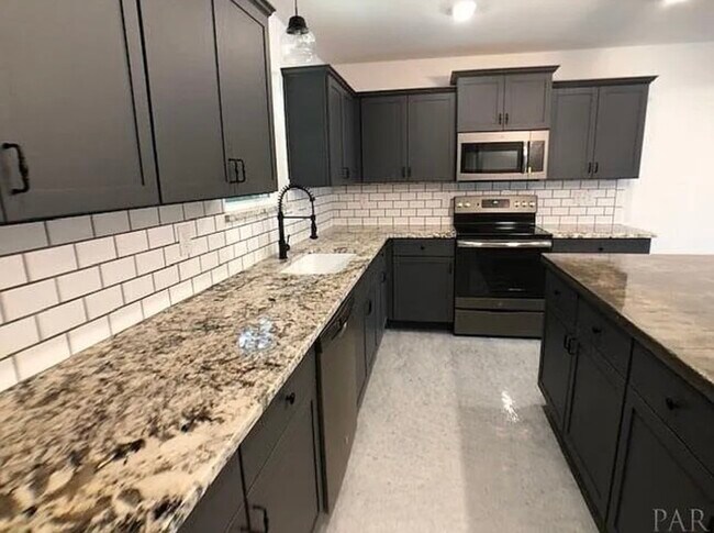 Building Photo - Just like New 3/2 - Custom Quality Constru...