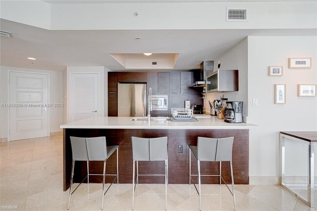 Building Photo - 3 br, 2 bath House - 200 Sunny Isles Blvd ...