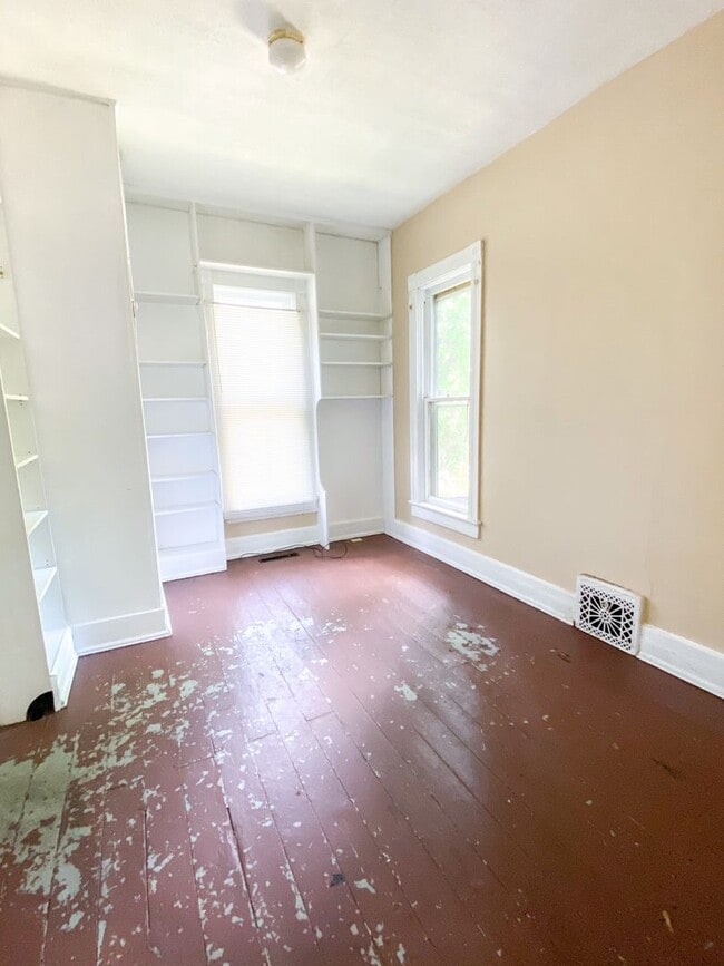 Building Photo - 4 Bedroom 2 Bath on Campus