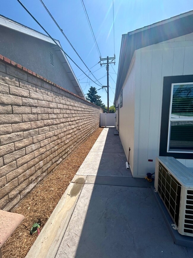 Building Photo - 721 Wellesley Ct