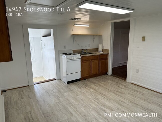 Building Photo - 1 Bed / 1 Bath Apartment (Available 10/25/24)