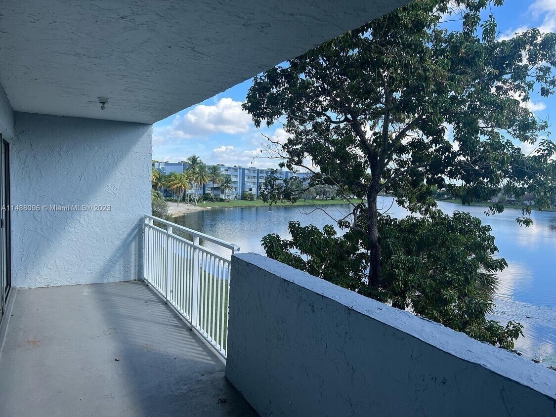 9351 Fontainebleau Blvd Unit B312, Miami, FL 33172 Condo for Rent in