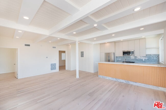 Building Photo - 7273 Birdview Ave