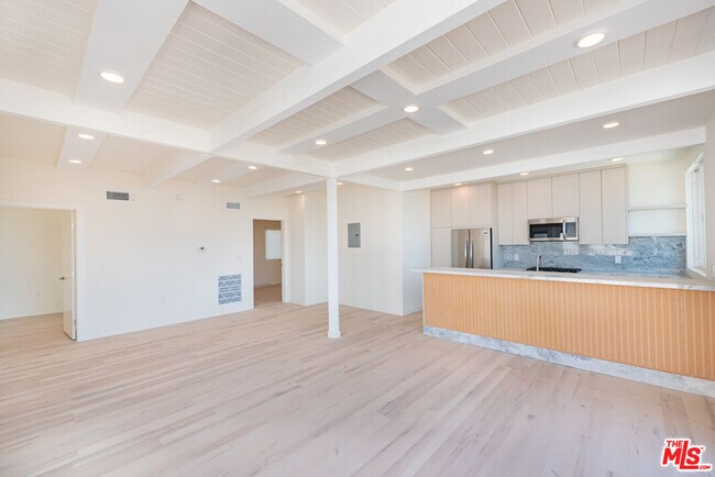 Foto del edificio - 7275 Birdview Ave