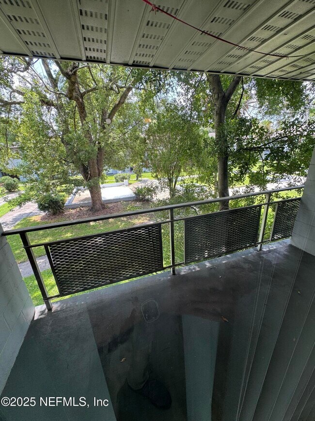 Foto del edificio - 2441 Spring Park Rd