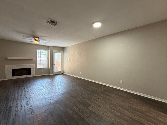 Foto del edificio - 7417 Kingswood Dr