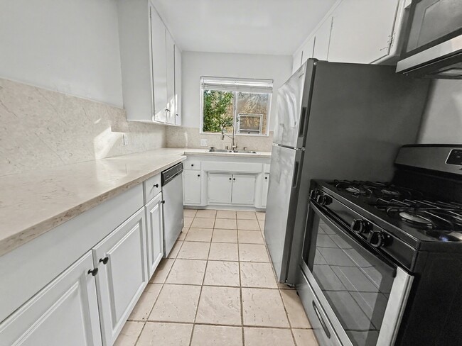 Building Photo - 328-330 S Doheny Dr