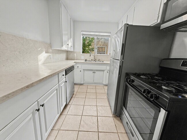 Foto del edificio - 328-330 S Doheny Dr