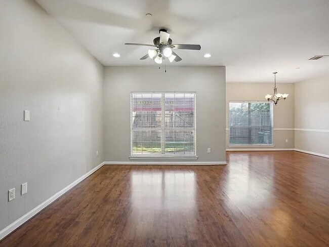 Foto del edificio - 118 Barrington Ln