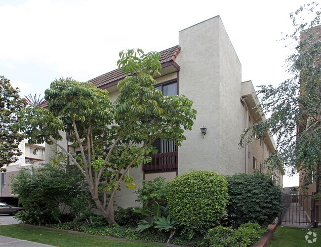 Building Photo - 582 W Stocker St