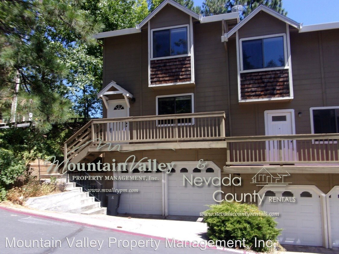 Primary Photo - 1302-1304 Oak Ridge Dr