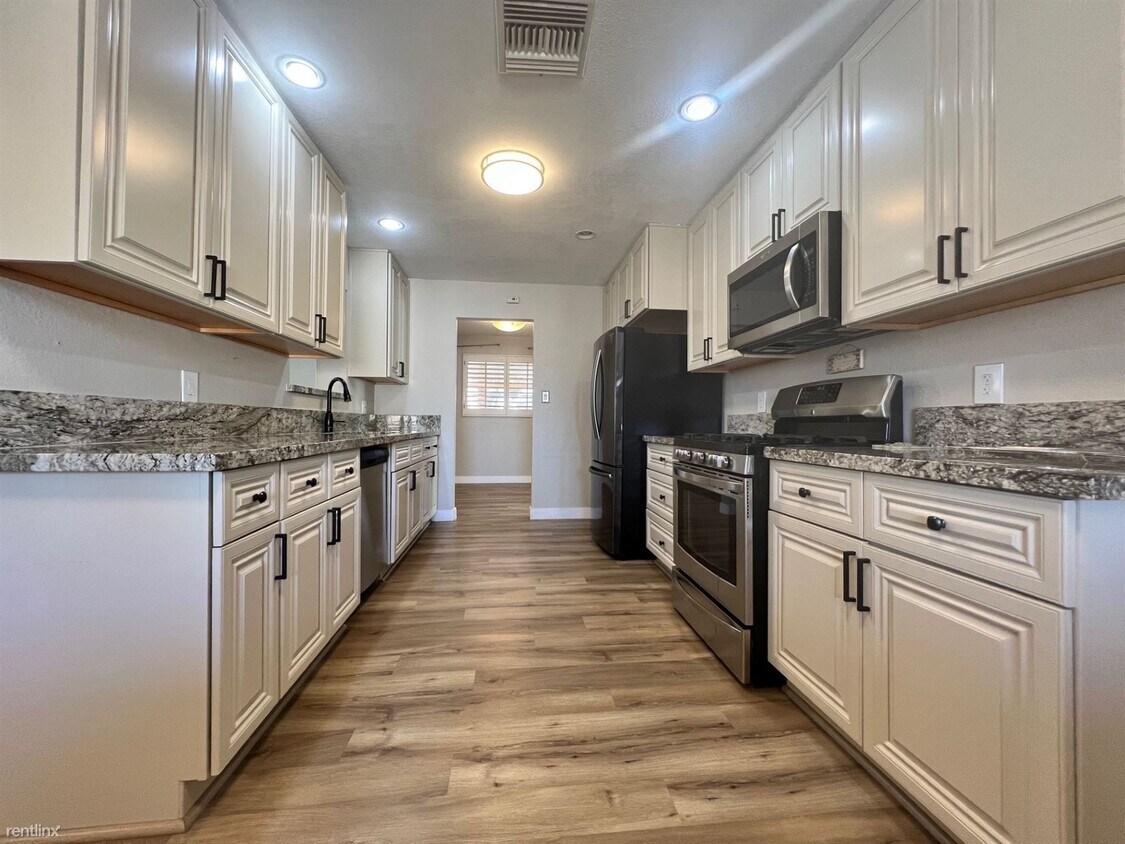 Foto principal - 3 br, 2 bath House - 6922 East Windsor Avenue