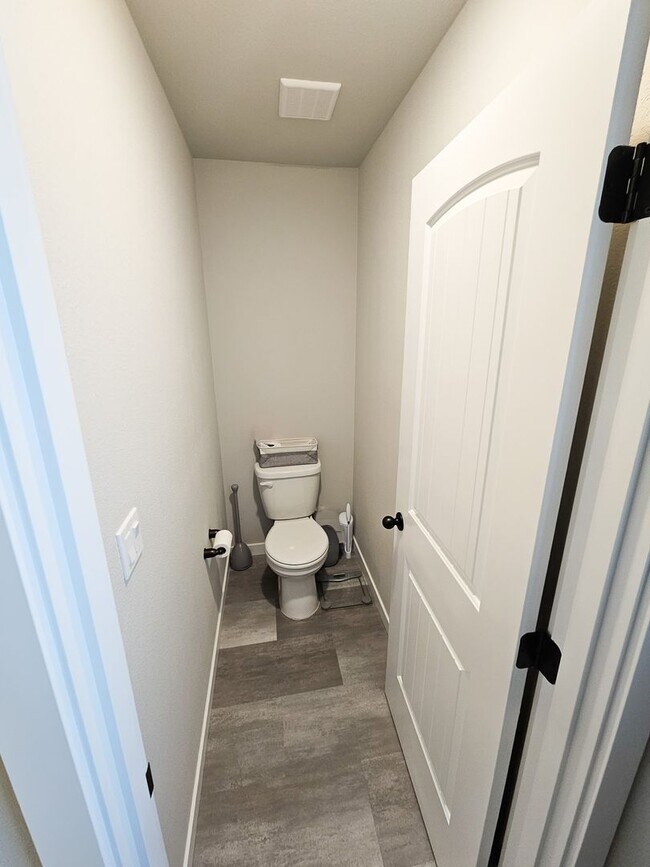 Building Photo - 5590 Mountain Quail Dr S