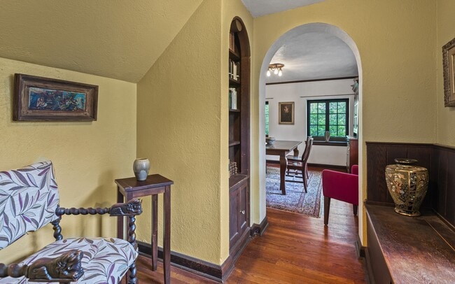 reading alcove - 128 Blake Rd