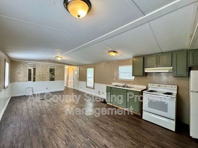 Building Photo - 137 SW Piston Glen