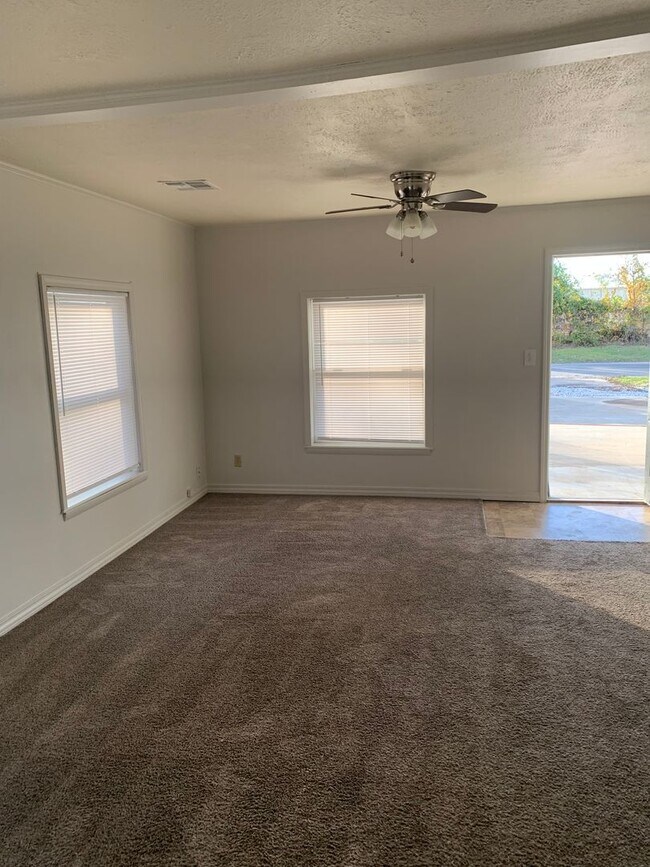 Building Photo - 2 Bedroom 1 Bath house Ready December 1st!