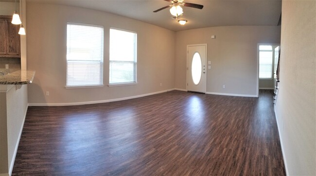 Building Photo - Spacious Duplex in Benbrook