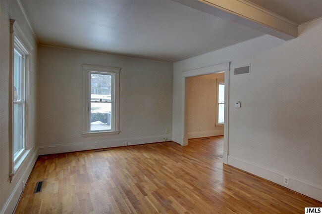 Building Photo - 1042 Sixth St