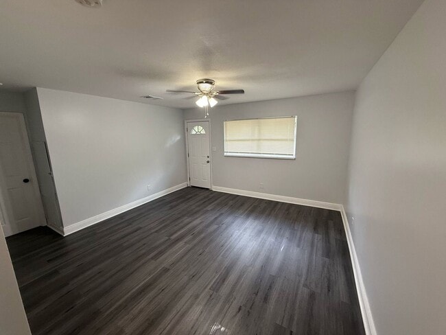 Building Photo - 3/1 Duplex AVAILABLE NOW!