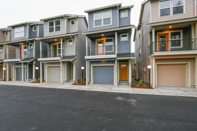 Foto del edificio - Three-Bedroom Home with Updated Kitchen & Vaulted Ceilings