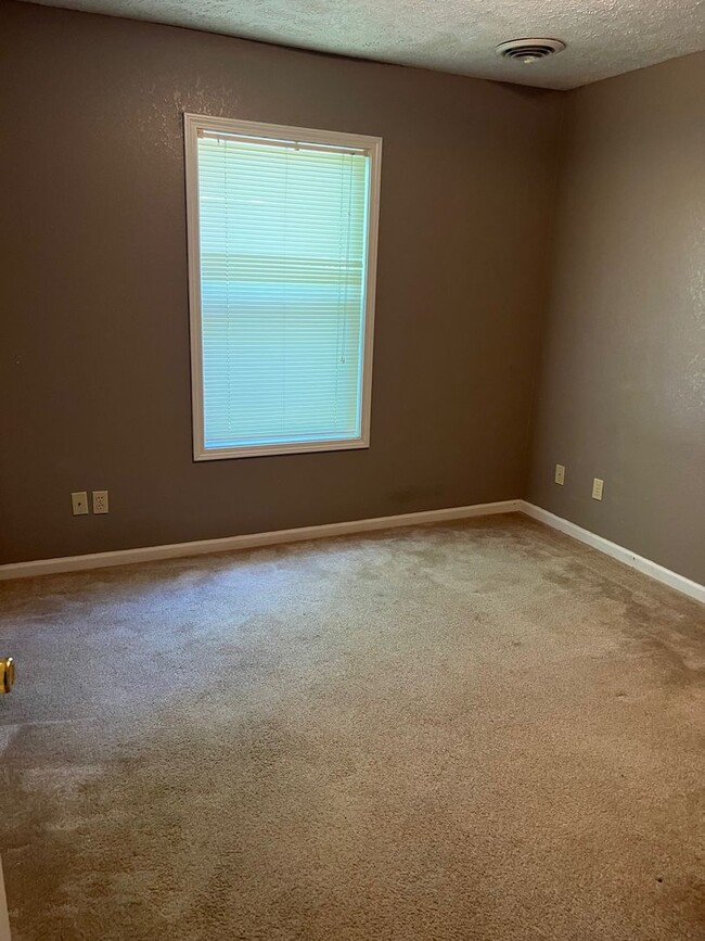 Building Photo - 3 bedroom 2 bath Duplex with 2 car garage